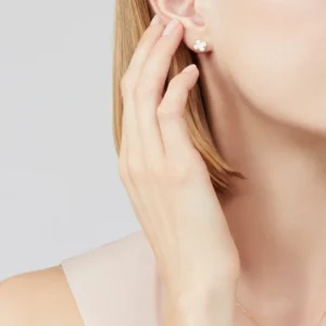 Sweet Alhambra Earstuds, Mother-of-Pearl, Yellow Gold - VCARA44800