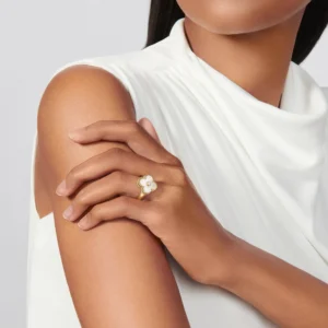 Vintage Alhambra Ring, Diamond, Mother-of-Pearl, Yellow Gold - VCARA41100