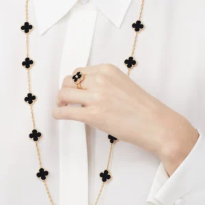 Vintage Alhambra Ring, Onyx, Carnelian, Yellow Gold - VCARA41000